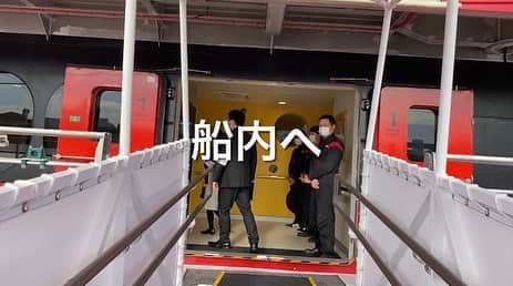 JR九州高速船株式会社のインスタグラム：「.  . 【オリジナルグッズが抽選で当たるキャンペーン実施中】. ＊この投稿をリポストしてオリジナルグッズをGETしよう!! . . 先日ストーリーズに投稿した船内の動画です . 是非、QUEEN BEETLEに乗って船旅を楽しんでいる姿を想像してみてくださいね . (スワイプすると動画を見ることができます) . まずは メインデッキへご案内! . . . . *キャンペーン用ハッシュタグ* ＜必須タグ＞ #QUEENBEETLE完成   ＜希望する賞品のどちらかひとつ＞ #A賞 #B賞 .　 . ■応募期間■. 2020年12月31日(木)23：59まで . 公式SNSアカウントが投稿するQUEEN BEETLE写真や動画に キャンペーン用ハッシュタグと希望商品のハッシュタグをつけてリポストすると 抽選で合計23名様にQUEEN BEETLEオリジナルグッズをプレゼント！！.  (このキャンペーンは、JR九州高速船公式Instagram・Twitterアカウント共通のキャンペーンです)  ※キャンペーンの詳細については専用サイトをご覧ください https://www.jrbeetle.com/qbstart/」