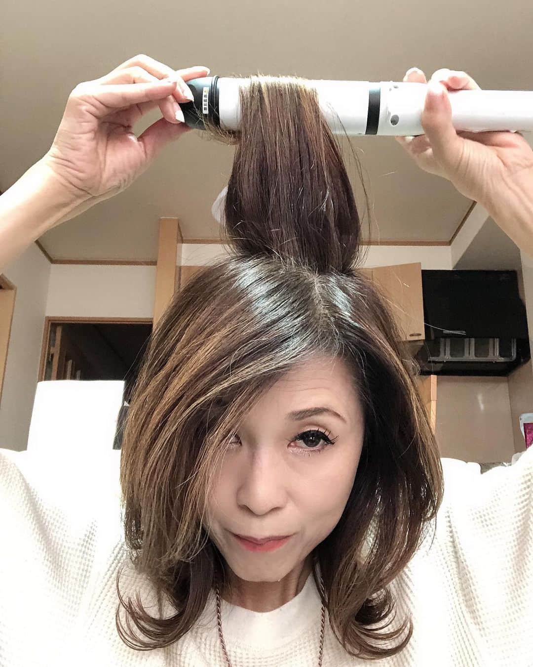 Naoko（なおこ）さんのインスタグラム写真 - (Naoko（なおこ）Instagram)「🧘🏻 瞑想DAY . 私のエブリデイ セットのやり方  ①毛先にヘアクリームを なじませる。 ②こめかみあたりから 上下ツーブロックに 分けて、下の髪は、外ハネ ③上の髪は適当にとって 前にひっぱりながら ゆるく内巻き 分け目はなるべく分けずに。 ④うしろはつむじより上から真上にひっぱり内巻き。 毛先強め。 . 今はヘアアイロンは モッズヘアの38ミリ ヘアクリームはロレッタと エルジューダ ていうやつ。です。 なんでもいいよ、 オイルでも。 . 美容師さんがみたら ひどい内容かもしれんけど 私はここ3〜４年この ヘアスタイルにして ずっとこんなスタイリングしてまーす。 . とにかく適当にザクザク巻いてあとは 手ぐしで くしゃくしゃて するとなんとなく 良くなります。 . . やってみてください🙋‍♀️ . @mods_hair_stylingtools  @milbon.japan  #ロレッタメイクアップミルク   #筋トレ男子#筋トレ女子#筋トレ女子と繋がりたい #筋トレ好きと繋がりたい#美ボディ#ボディメイク#筋トレダイエット#50代ダイエット#50代トレーニング #ワークアウト #フィットネスウェア#美尻  #アラフィフ#なおこ語録 #50代ファッション#fitnesswear #training#trainingwomen#workout#gym#anytime #Housemusic#pro.fit.kumamoto #m2gymkumamoto」11月27日 21時58分 - smile_naohibi