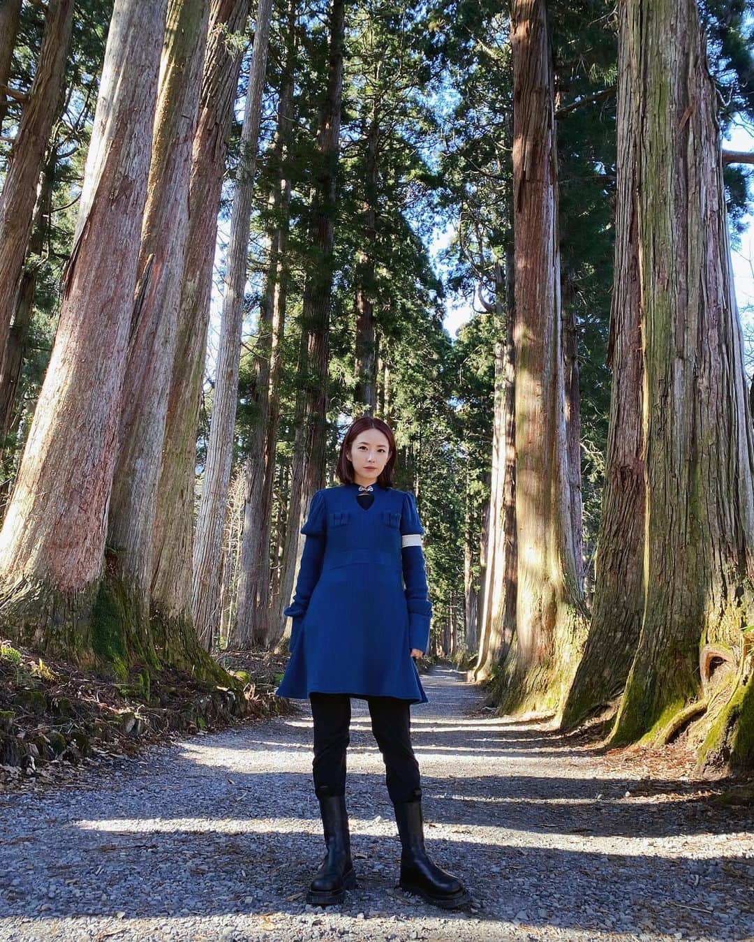 イアリサのインスタグラム：「熊本と東京以外で１番来てるのは戸隠神社な気がする⛩ いつ来ても空気が澄んでて、いろんな人いるなぁなんて感じる場所でもあるけど、反面教師だなんて改めて勉強できる場所でもある。 すーっと肌に馴染む空気に包まれた 場所で、お気に入りのナウシカの服を着て💙💙💙 . #戸隠 #戸隠神社 #ナウシカ」