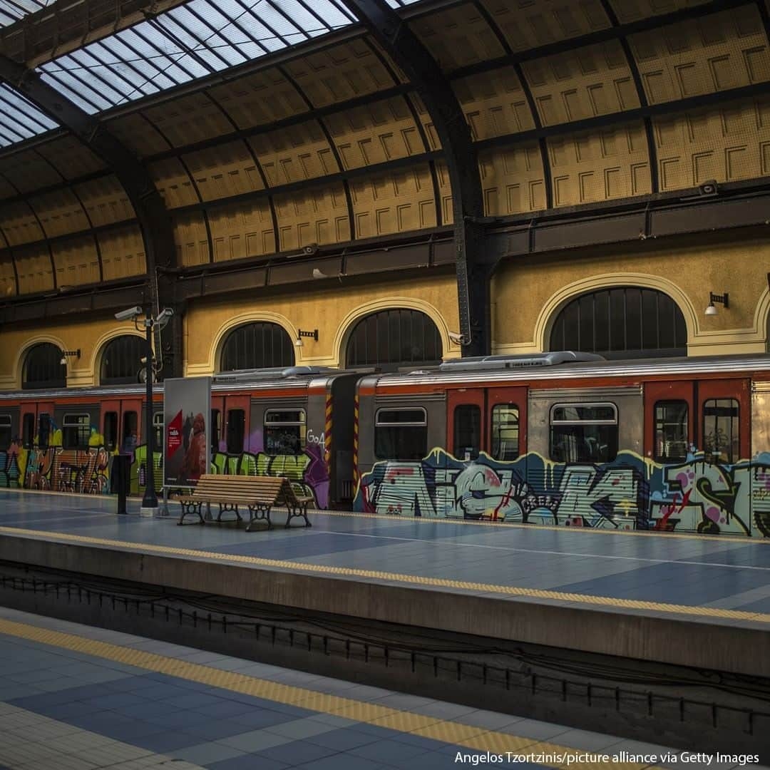 ABC Newsさんのインスタグラム写真 - (ABC NewsInstagram)「A train stands in a deserted Athens station during a 24-hour general strike. Greek civil servants are demanding better protection in the pandemic. #athens #greece」11月27日 22時00分 - abcnews