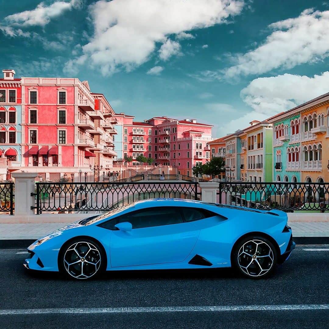 ランボルギーニのインスタグラム：「Luxury is a feeling, and Huracán EVO perfectly describes it.  Captured by @zeyadabdellatif.  #Lamborghini #HuracanEVO #EveryDayAmplified」
