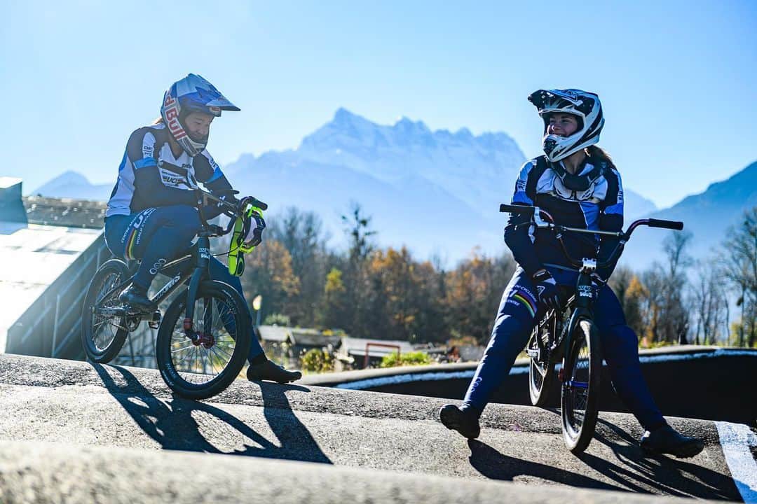 畠山紗英のインスタグラム：「It’s necessary for us to be rival in the competitions but we are essentially good friends/teammates😉 @zoeclaessenss   ライバルでチームメイトで友達😊  📸 @yn_lens  #bmx #bmxracing #friends」