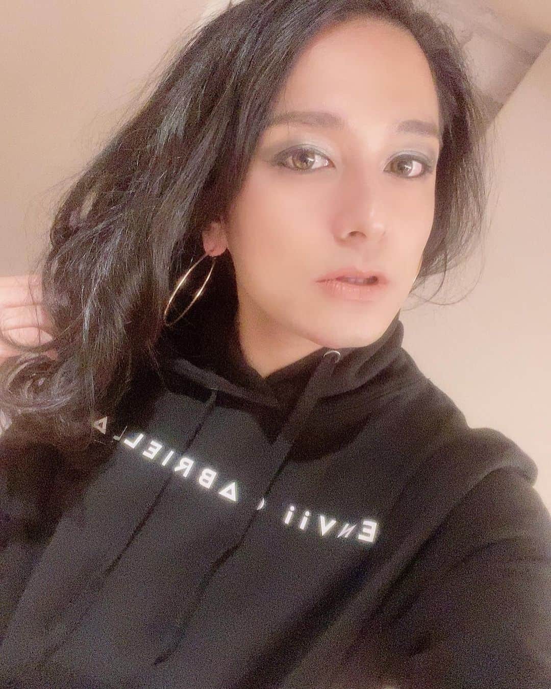 HIDEKiSMさんのインスタグラム写真 - (HIDEKiSMInstagram)「【完売御礼】 いつかグッズでパーカー作りたいと思ってたからとっても嬉しい😌♡シンプルで使い勝手良さそう💋 今年の冬はこのパーカーでミスターパーカージュニアしよ！  さて。 いよいよ日曜日は六本木Burlesque Tokyoにてエンガブワンマンライブ！「CABRET ENGAB vol.2」💃 ここでしか観られない、スペシャルでゴージャスでふぁびゅらすなライブ…っていうかショーをお届けします！ 配信チケットも絶賛発売中！ お楽しみにね♡  #enviigabriella #hidekism #エンガブ」11月27日 22時13分 - hidekism