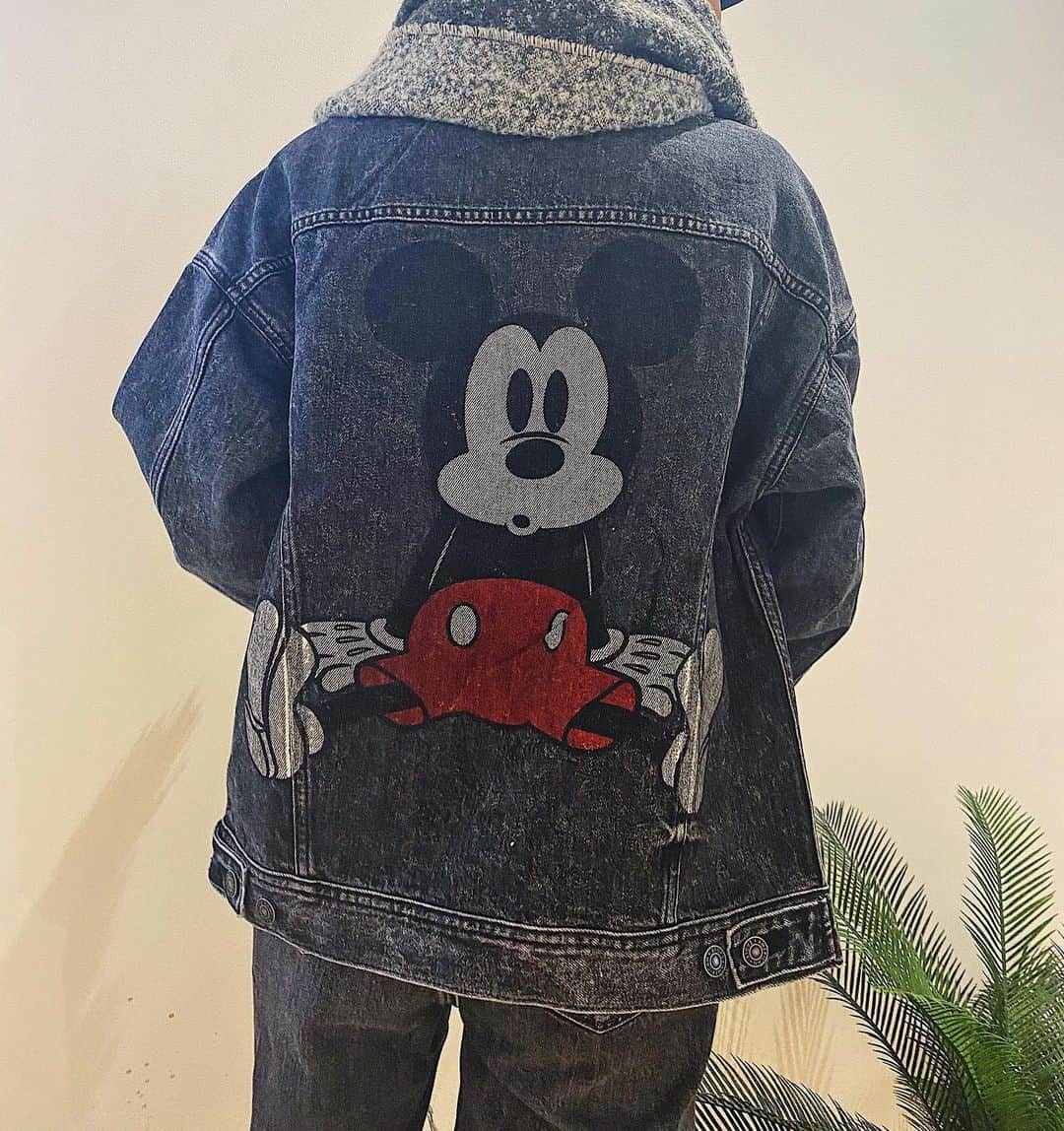 松本優のインスタグラム：「.  AE x Disney Denim Jacket , AE x Disney Mom Jeans このデニムセットアップをチョイス🙋🏾‍♀️🙋🏾‍♀️ パンツもジャケットも着心地がいいねん😍デニムやのに柔らかくてこれたくさん着ちゃう✌️✌️ . このアイテムはオンラインストア「www.aeo.jp」にて購入できるよお🔥 . ホリデーキャンペーンを実施中！20%オフとなるクーポン コード「JPMATP10」を使用して素敵な ホリデーコレクションアイテムを ゲットしてください!!  12/11まで❤️❤️ またホリ デーコレクションの製品着用画像を @americaneaglejp, #AEホリデー2020 にタグつけしてね⭐️😎 .  #AExME #AEJeans #AEホリデー2020」