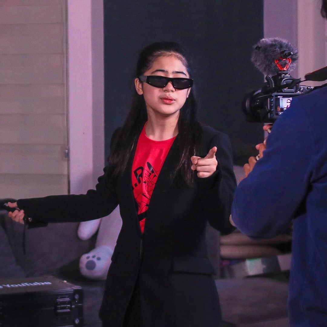 Niana Guerreroのインスタグラム：「behind the scene pics of the new vlog!!! 😎🕵🏻‍♀️」