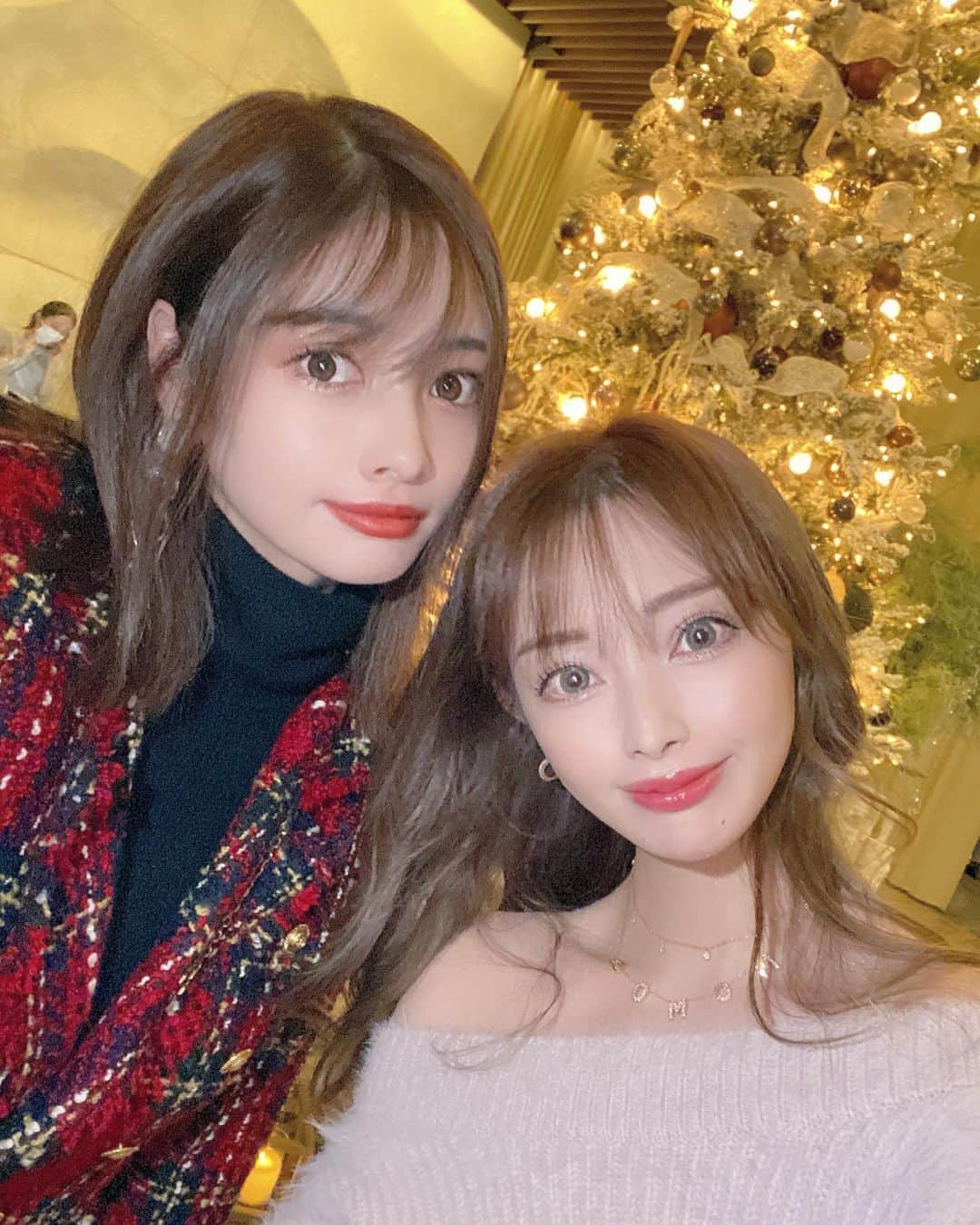 得あゆさんのインスタグラム写真 - (得あゆInstagram)「先取りクリスマス❤️ @fsotemachi クリスマスツリー点灯式✨ ももちゃんにも久しぶりに会えた❤️ 2人のリップ💄アナキスもどうぞ 全国たくさんの所に置いてもらってます❤️嬉しいなぁ！ よろしくお願いします❤️ @anakiss.official  ・ ・ ・ ・ ・ ・ ・ ・ ・ ・ ・ ・ ・ ・ #クリスマス#クリスマスツリー#フォーシーズンズ#フォーシーズンズホテル東京大手町#大手町#東京#ホテル#ツリー#点灯式#イルミネーション#イベント#プロデュース#リップ#リップ美容液#リップスティック#クリスマスプレゼント#週末#金曜日#アフタヌーンティー #綺麗#美容#メイク#hotel#fourseasons#anakiss#fourseasonshotel#illumination#christmas#christmastree#christmasdecorations」11月27日 22時10分 - tokuayu819