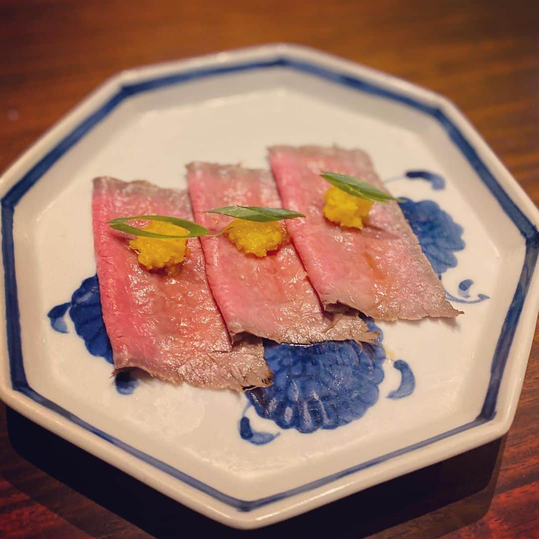 大手小町さんのインスタグラム写真 - (大手小町Instagram)「少し前にお肉を食べに五反田へ行ってきました。ローストビーフ、絶品でした❤️コロナでしばらく外食は難しくなりますね。  #otekomachi #大手小町 #五反田グルメ #東京グルメ #東京レストラン #それがし#tokyorestaurant #tokyogourmet #グルメ部 #グルメ女子　#グルメ好き #グルメ巡り#グルメスタグラム　#グルメな人と繋がりたい #そとごはん #外ご飯」11月27日 22時11分 - otekomachi
