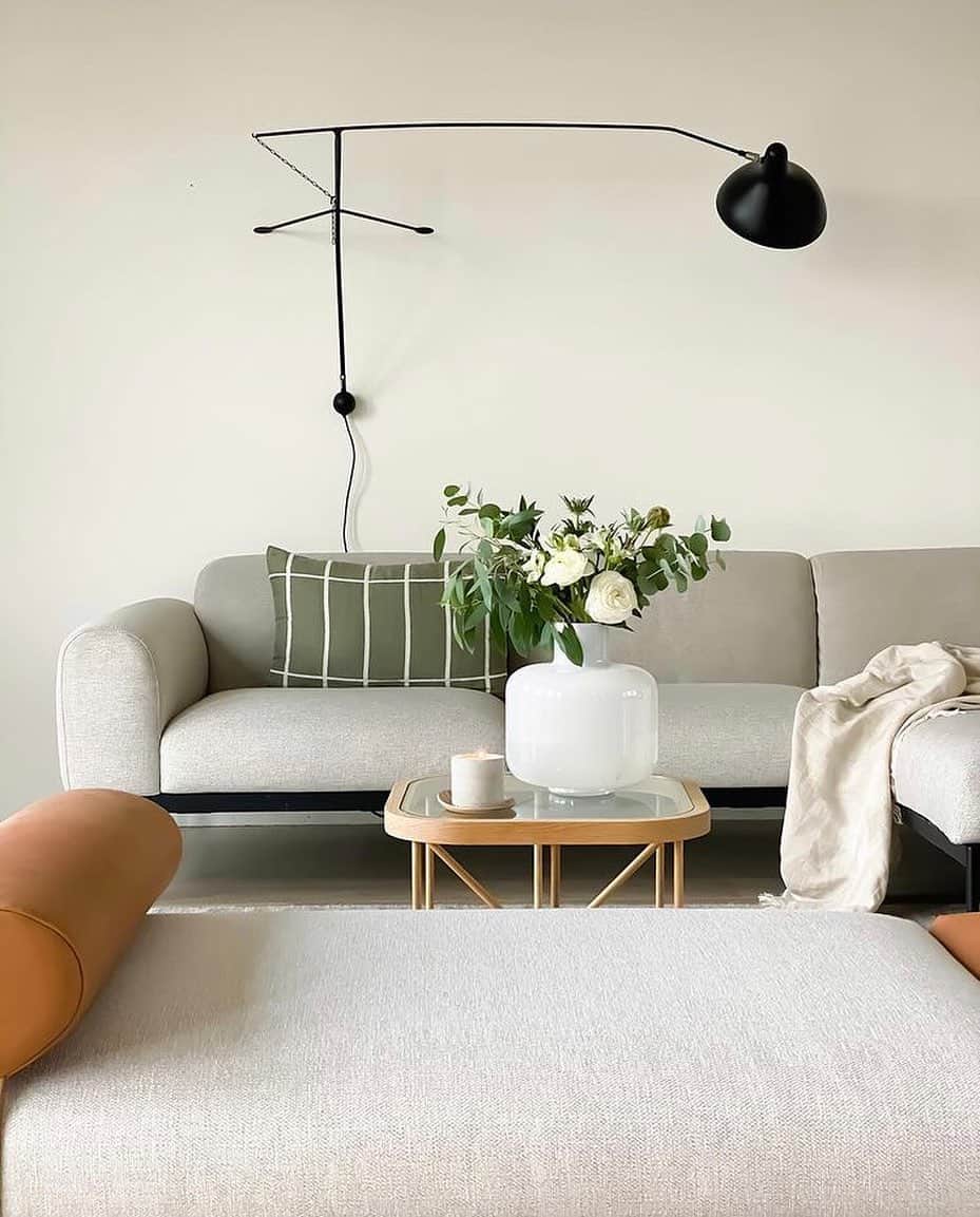 マリメッコのインスタグラム：「Fresh flowers, candles, and a harmonious atmosphere - that's what a dreamy Friday night is made of. Thank you @dekolato153 for capturing it so perfectly! #marimekko」