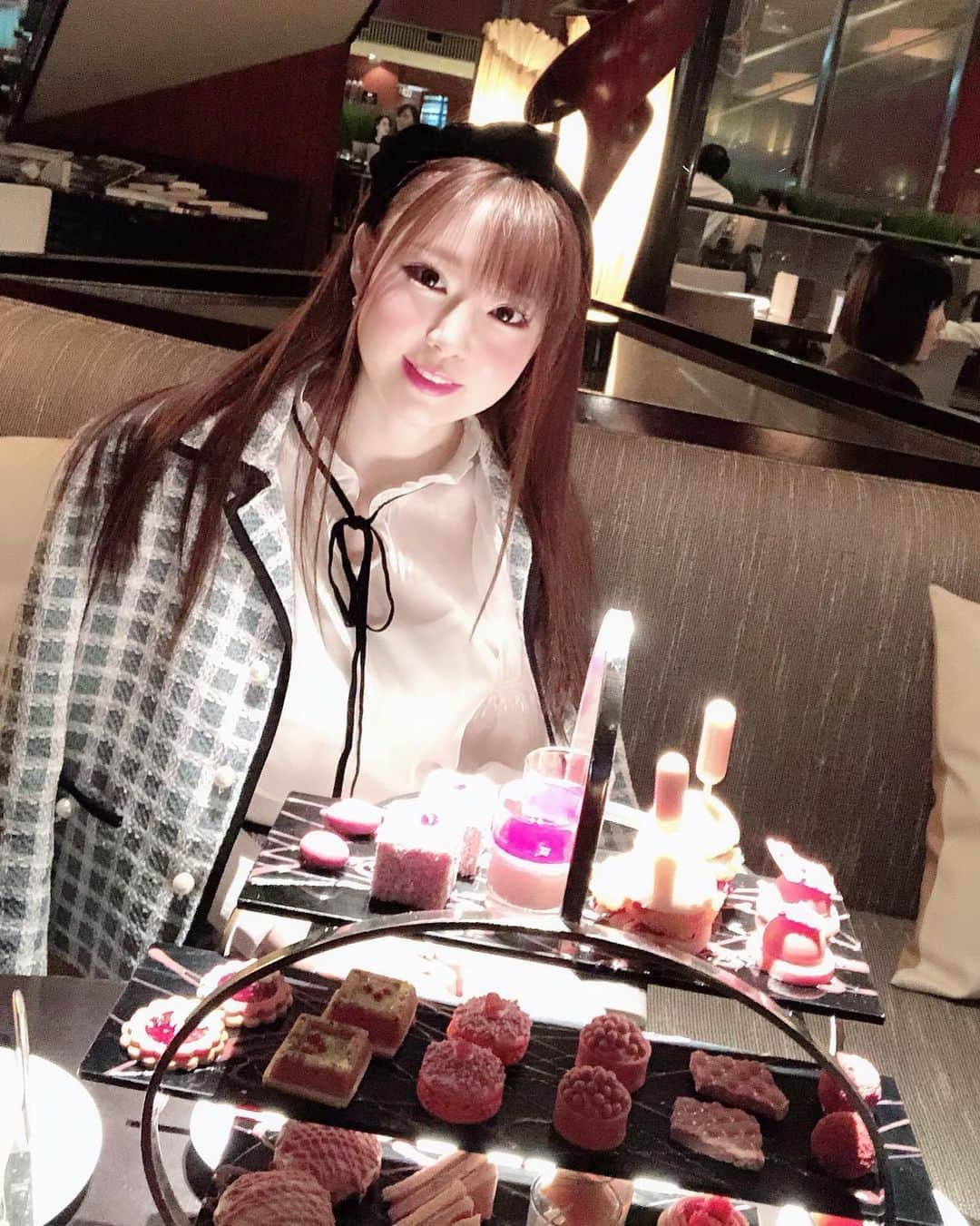 瑞咲まみさんのインスタグラム写真 - (瑞咲まみInstagram)「. ルビーチョコのアフタヌーンティーに行ってきたよ☕️🍫💖 . ピンク尽くしでめっちゃ可愛かった😍💕 . . . お洋服は大好きなミュウミュウのセットアップ👗💕 水色のチェック柄って珍しいし、爽やかで可愛いくてお気に入り😘💙💜💚 . . . . #アフタヌーンティー #ルビーチョコレート  #ヌン活 #ミュウミュウ #セットアップコーデ #ピンクアフタヌーンティー  #miumiu #miumiugirl」11月27日 22時15分 - ma_09_mi