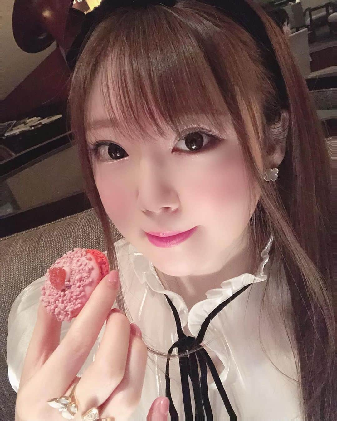 瑞咲まみさんのインスタグラム写真 - (瑞咲まみInstagram)「. ルビーチョコのアフタヌーンティーに行ってきたよ☕️🍫💖 . ピンク尽くしでめっちゃ可愛かった😍💕 . . . お洋服は大好きなミュウミュウのセットアップ👗💕 水色のチェック柄って珍しいし、爽やかで可愛いくてお気に入り😘💙💜💚 . . . . #アフタヌーンティー #ルビーチョコレート  #ヌン活 #ミュウミュウ #セットアップコーデ #ピンクアフタヌーンティー  #miumiu #miumiugirl」11月27日 22時15分 - ma_09_mi