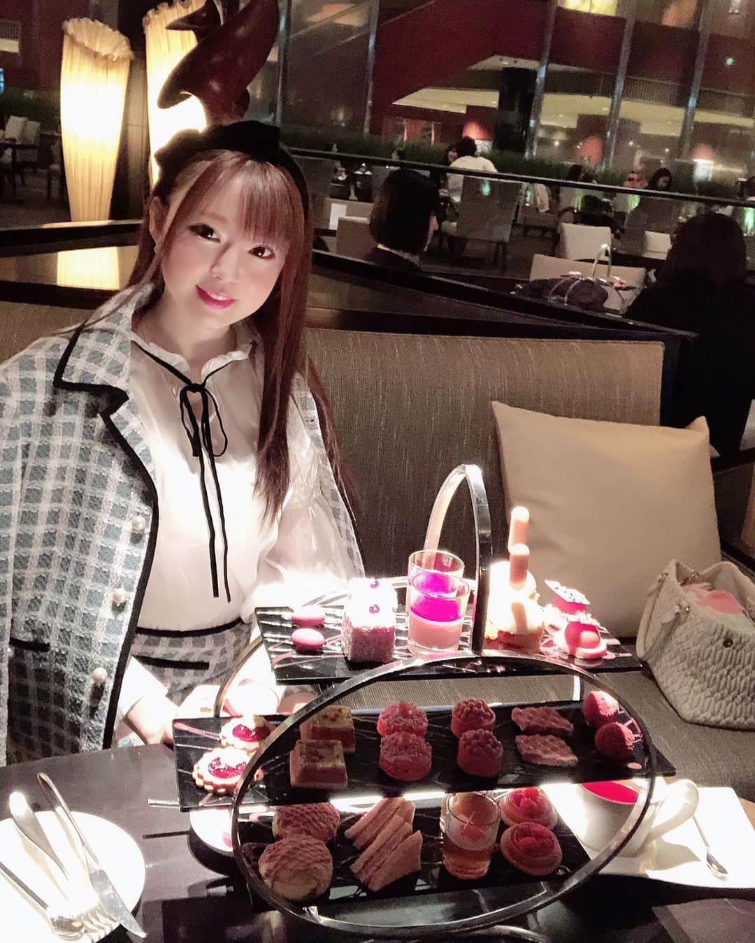 のインスタグラム：「. ルビーチョコのアフタヌーンティーに行ってきたよ☕️🍫💖 . ピンク尽くしでめっちゃ可愛かった😍💕 . . . お洋服は大好きなミュウミュウのセットアップ👗💕 水色のチェック柄って珍しいし、爽やかで可愛いくてお気に入り😘💙💜💚 . . . . #アフタヌーンティー #ルビーチョコレート  #ヌン活 #ミュウミュウ #セットアップコーデ #ピンクアフタヌーンティー  #miumiu #miumiugirl」