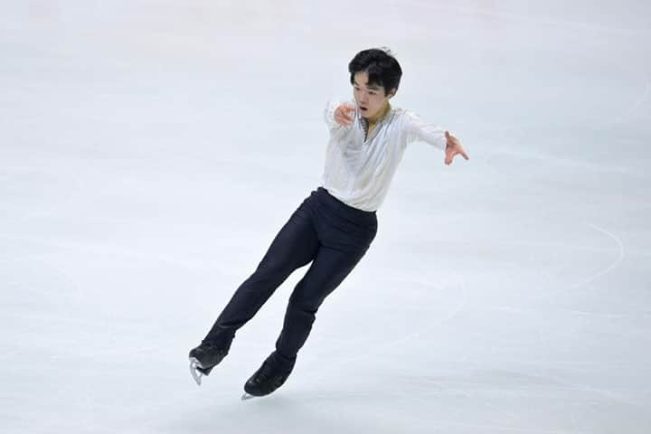 ISUグランプリシリーズのインスタグラム：「Delight for ISU Grand Prix debutants at the NHK Trophy in 🇯🇵 as Yuma Kagiyama and  Lucas Tsuyoshi Honda finish first and third in the Men's Short Program 👏 ⁣ ⁣ Full round up 👉🔗 isu.org⁣ ⁣ #FigureSkating #GPFigure」