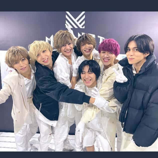 BUZZ-ER.のインスタグラム：「【🐝MAGNET  by SHIBUYA109🐝】 本日は寒い中、 リリースイベントに お越しくださり、 ありがとうございました🤗  明日はイオン幕張新都心にて 13:30と16:30から ライブスタートです🔥🔥 外のステージなので、 ご来場の方は 温かい服装でお越しください✨」