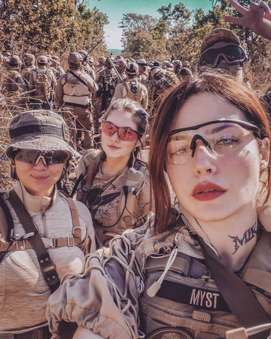 Anna Vargasのインスタグラム：「Cerque-se de pessoas que te inspiram a ser cada dia melhor.💞👯🏻‍♀️🍻 #cascavel5 #operacaocascavel . Parceiros: . EQUIPAMENTOS TÁTICOS: @511tacticalbrasil . MUNIÇÃO: @spartanairsoftmunition . TREINAMENTOS TÁTICOS: @fhtreinamentosespeciais . MIRAS: @mundomira . PATCHES BORDADOS: @1ciadistintivosoficial . SITES: @sitevipinternet . CAMISETAS: @teamsix.brasil . #airsoft #airsoftbrasil #milsim #airsoftgirl #tactical #tacticool #military #airsoftcommunity #girlsandguns #airsoftgirls #bbwarz」