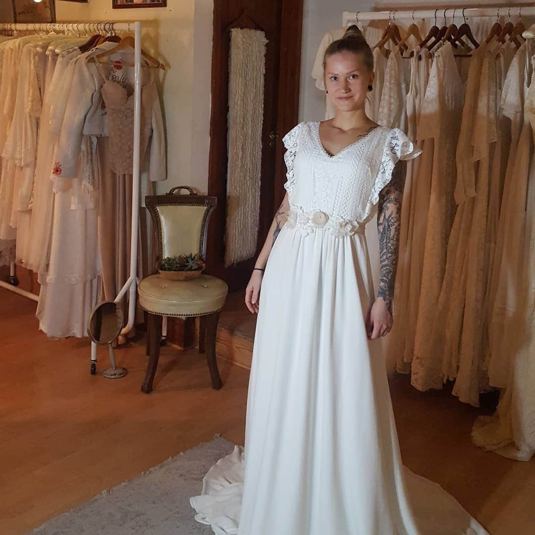 ミナさんのインスタグラム写真 - (ミナInstagram)「Black Friday.   To me, it symbolises overconsumption which I see as one of the biggest problems the humankind has created. Even though wedding dress is not something people buy only because it was a bargain, my brand will always rebel against excess consumerism and pursue sustainability. I thought today is the perfect day to share an example of the craftsmanship that goes into making our dresses to emphasize the contrast between mass produced dresses and individually handmade dresses.  I made this new style a while ago. The lace of the top and the peace silk of the skirt are both made in England. It was used in a lovely photo shoot and has been hanging in the showroom for brides to try on. I have been thinking about this dress a lot as I recognised I was not completely happy with it and wanted to improve it somehow. Yesterday I finally had some extra time to do it. I decided to change the shape of the neckline into a V and add a lace trimming on it. With those ruffle sleeves it's good to show a bit more skin and the front looks more interesting with a lower cut neckline. Swipe left to see the result and let me know what you think!   I do this type of alterations quite often when a bride wants to add a personal touch to her dress. I really enjoy doing alterations and seeing different versions of our dresses!  I hope that our brides will continue appreciating the craftsmanship and excellent service they get at Indiebride rather than a low price tag as those two things just don't go hand in hand.  Have a great weekend everyone! ❤️」11月27日 22時18分 - indiebride.london