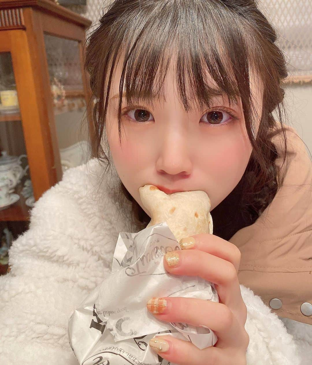 出口結菜さんのインスタグラム写真 - (出口結菜Instagram)「《🏠》﻿ ﻿ ﻿ 最近ついてないこと多い、、（特に携帯） 自分に腹が立つけど美味しいご飯食べてまた明日から頑張る。🍖﻿ ﻿ ﻿ ﻿ #家 #ご飯 #iPhone #写真 #読み込まれへん　#怒  #ケンタッキー #トルティーヤ #てりやき #ソース #食べ物 #ラビグルメ」11月27日 22時24分 - yui_laby0622