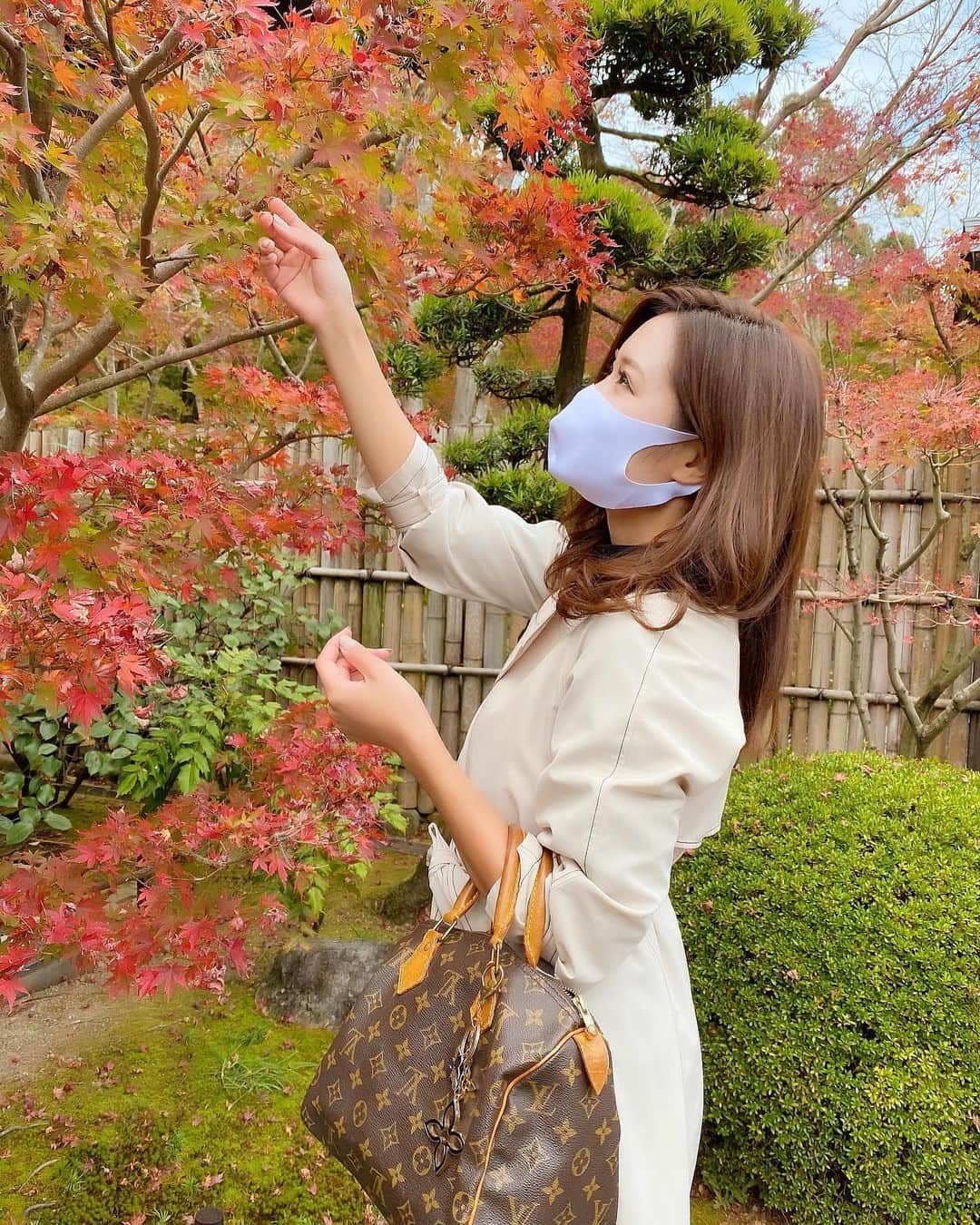 LIHOCOのインスタグラム：「༄ ここは #祐徳稲荷神社 の 日本庭園🍵 紅葉がとっても綺麗でした🍁」
