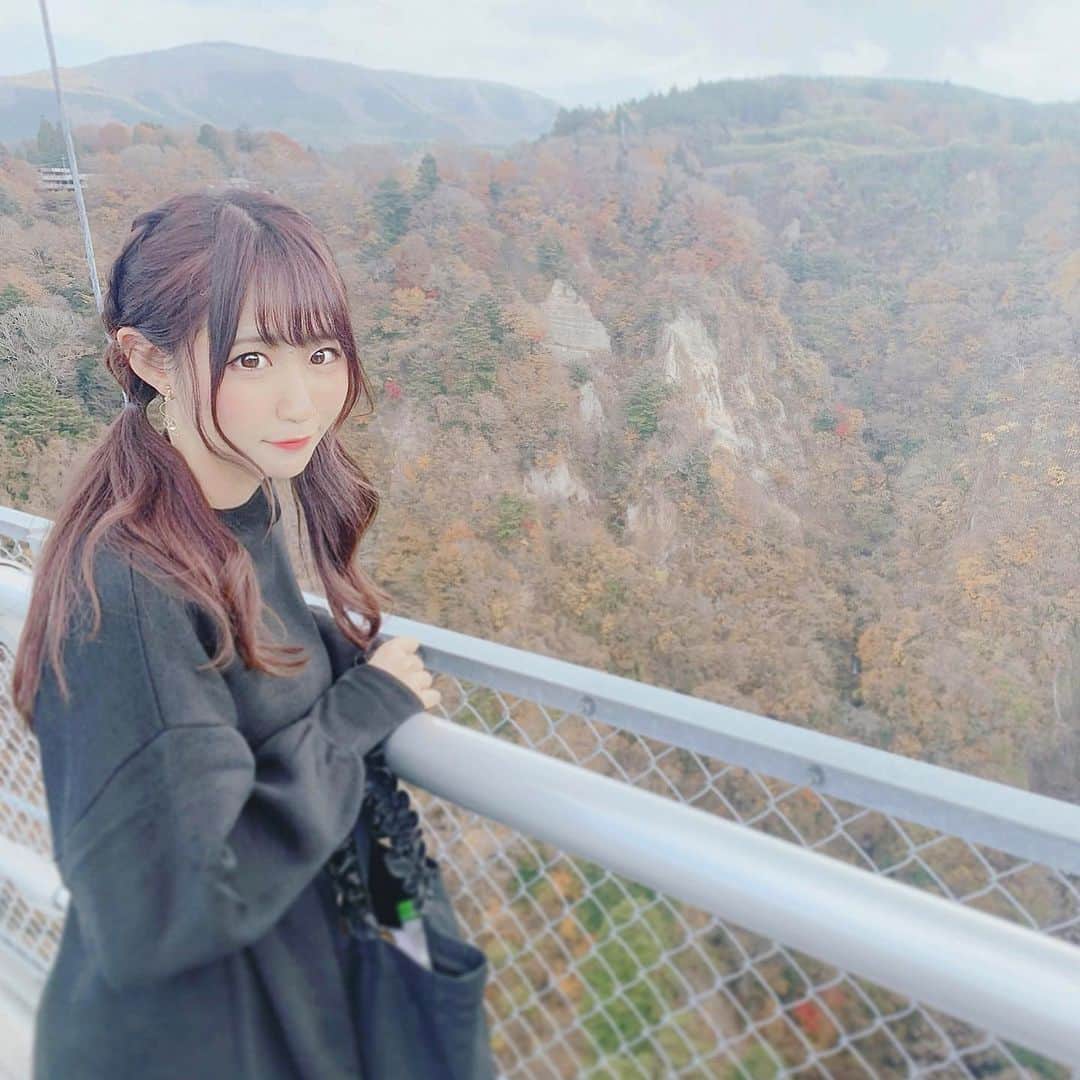 羽鳥みおのインスタグラム：「🍁 ． ． 秋から冬にかけての 今くらいの季節が好き ． 気温も寒すぎなくて 暑がりの私にはちょうど良いし ハロウィン~ クリスマス~ 年末とか イベントが目白押しなのも嬉しい 🎃 ． ． 花より団子派の私ですが さすがにこの巨大な橋からの景色には 目を奪われてしまった 👀 高さ777mですって ． 紅葉きれいだったな〜 ｢夢大吊橋｣って素敵な名前 ． 基本ビビりな私だけど 高所は割と平気だということが 判明いたしました 👻(慣れ) ． #夢大吊橋 #大吊橋 #吊橋 #吊り橋 #高所恐怖症 #紅葉 #紅葉スポット  #九州旅行 #九州観光 #九州旅 #橋 #紅葉シーズン #紅葉見頃 #秋 #夢 #大分県 #日本一の高さらしい #大分観光 #大分旅行 #紅葉2020 #followforfollowback #followｍe  #pleasefollowme #autumn #likeme #japaneseidol #idol #girl #autumnal」