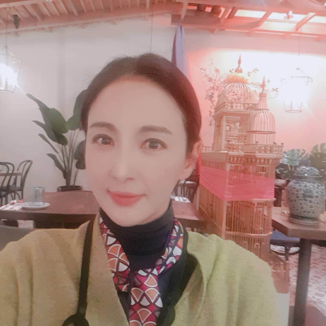 ユン・ヘヨンのインスタグラム：「#오랫만에만남 #열심히사는동생 #한혜림라이프스타일 #유투버꿈나무 #쇼핑몰까지 #패션#뷰티#꽃길만걷길🌸  #복많은뇬😁 #대박기원🙏  #나는점점살찜#겨울잠준비🐻마냥 #너무먹는당#운동은열심히#꿀벅지되어감 #이게아닌데😂 #면역력위해#먹고운동하즈아 #다욧트는봄부터#일단먹고보자🐷」