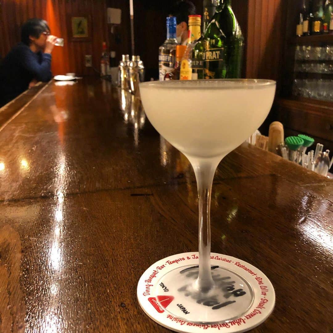 宇佐美進典のインスタグラム：「山の上ホテルのBARノンノンにてカクテルヒルトップを。カウンターだけのオーセンティックBARって落ち着く。　#山の上ホテル　#barノンノン」