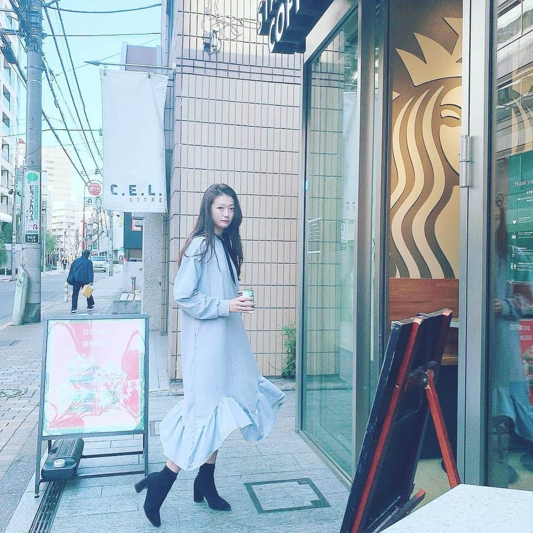 のインスタグラム：「winter coffee☕️❄️✨✨  ワンピはyoutubeのqoo10購入品でご紹介してるプチプラワンピ👗ラフ楽☺️💓  #starbuckscoffee#coffee#冬のコーヒー#コーヒータイム#スタバ#韓国ファッション#ゆるワンピ#ootd#qoo10購入品」