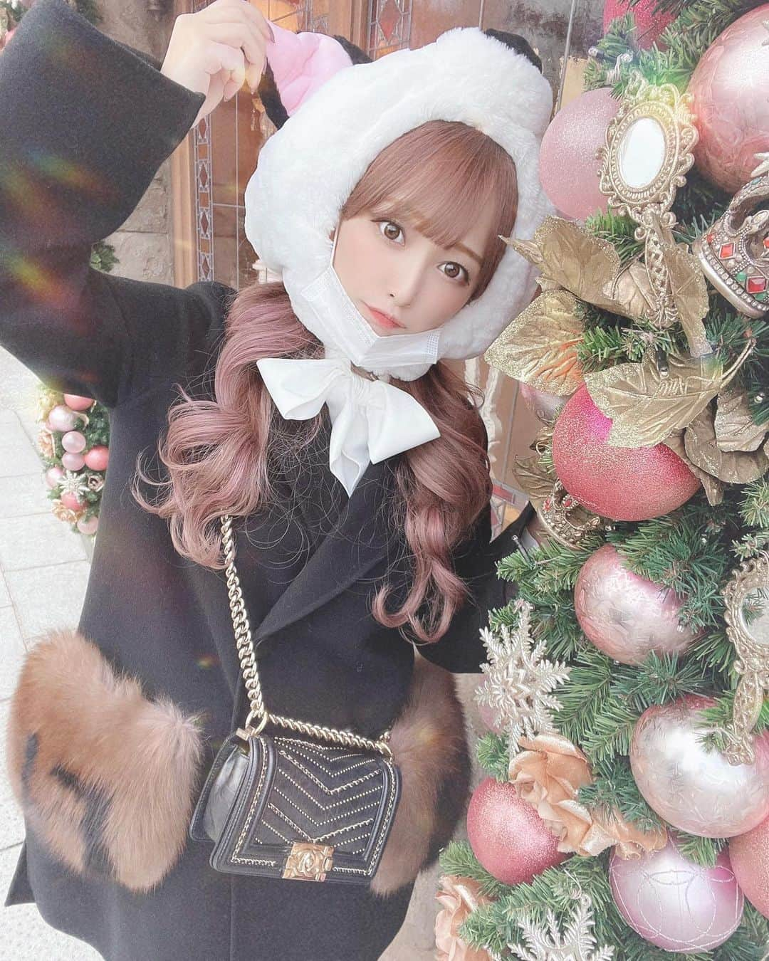 藤咲くるみのインスタグラム：「くりすましゅ🎄 このFENDIのアウターおきに🤍⸝⋆⸝⋆」