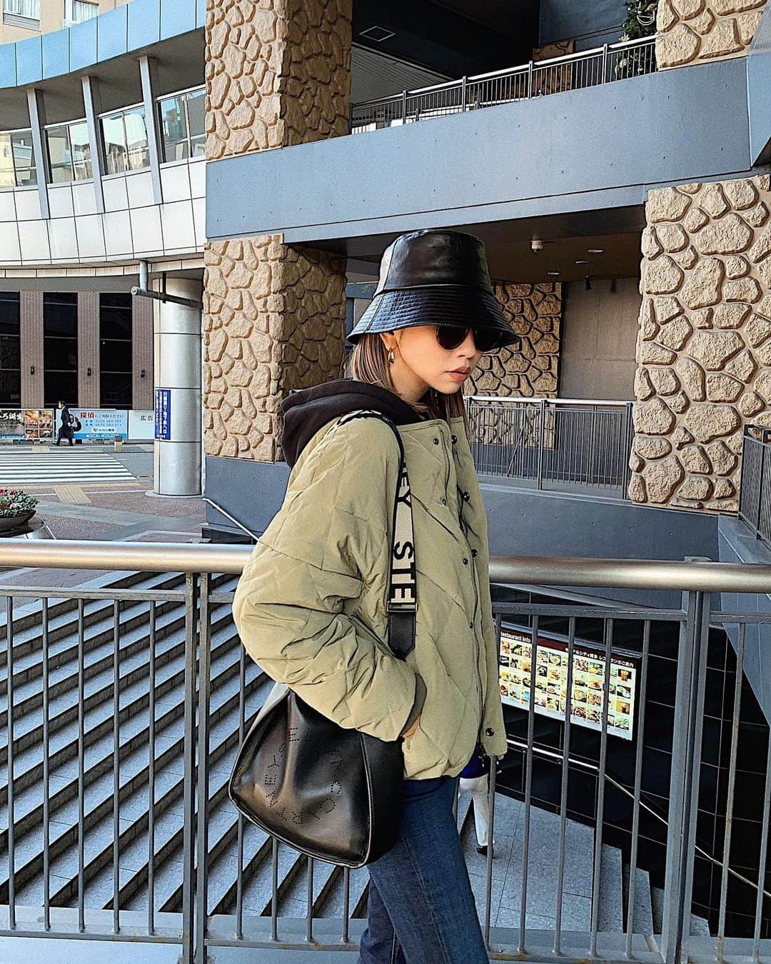 のインスタグラム：「. マットな表面が可愛い キルティングダウン💚 🏷 @trunc88_official  軽いのに暖かかった🔥 TOPS : @zara  DENIM : @zara  BAG : @stellamccartney  BOOTS : @zara  HAT : @murua_official  #trunc88」