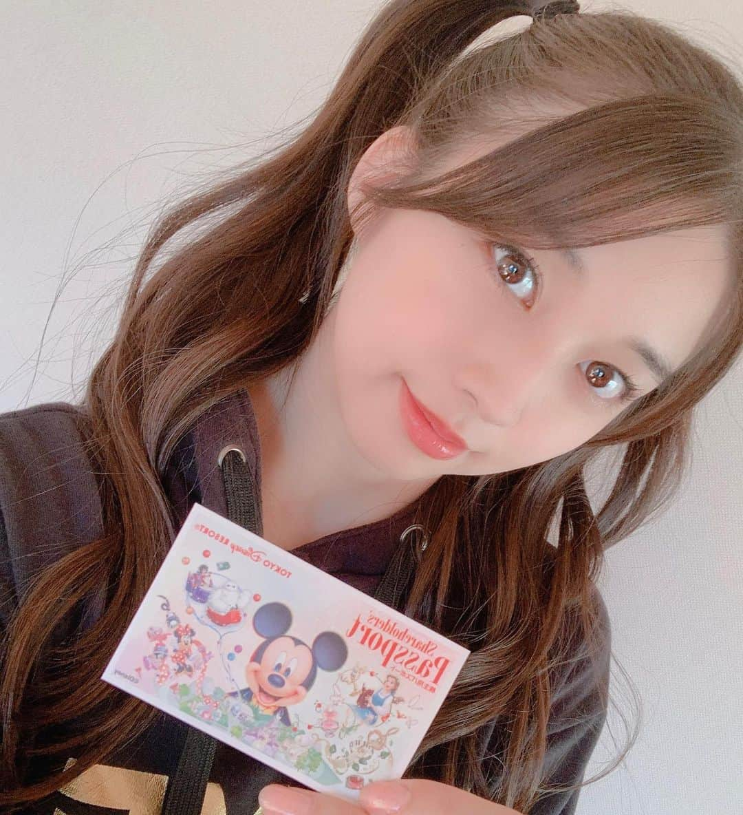 牧野真莉愛さんのインスタグラム写真 - (牧野真莉愛Instagram)「♡ ♡ じいちゃんがチケットくれた💕💕💕 🎀 ♡ﾟ･｡♥｡･ﾟ♡かくれちびまりあ♡ﾟ･｡♥｡･ﾟ♡ﾟ･｡♥ 東京ディズニーリゾート内に『隠れちびまりあ🐰』いるよ💕💕 探してね💕💕💕 ♡ﾟ･｡♥｡･ﾟ♡ﾟ･｡♥｡･ﾟ♡ﾟ･｡♥｡･ﾟ♡ﾟ･｡♥｡･ﾟ♡ﾟ･｡♥ つづく ♡ ♡  #tokyodisneyresort #東京ディズニーリゾート #tokyodisneyland #東京ディズニーランド #tokyodisneysea #東京ディズニーシー #ミッキー ❤ #ミニー ちゃん💖 #HelloProject #モーニング娘20 #morningmusume20 #牧野真莉愛」11月27日 22時33分 - maria_makino.official