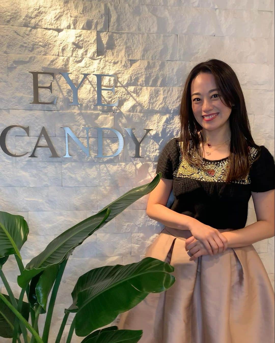 のインスタグラム：「※ Beauty day @eyecandy_omotesando 💄 . 会社帰りに初めての本格ハイフの施術に行ってきました。 . 基本はセルフケアを心がけてるのですが、 お友達のポストでもよく見るハイフに 興味を抱いたのでお願いしてみました✨ . 初回が４４００円で施術可能 2回目以降も9900円で通うことができるサロン @eyecandyhifu に。 . 私は通いやすそうな表参道のお店でお願いしました。 . 痛みは全くなく、むしろ心地よかった😋 . 1週間後くらい1番調子いいかもって事なので その時が楽しみ💛 . . #eyecandyhifu #eyecandy #ウルトラVハイフ #ハイフ #HIFU #小顔 #リフトアップ #フェイシャル #エステ #美容 #たるみ改善 #小顔効果 #たるみ #アンチエイジング #beauty #instabeauty」