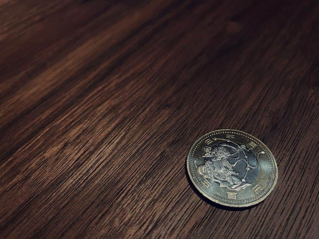 のインスタグラム：「I got a  valuable Olyimpic commemorative coin. impressed by the consideration.  貴重なオリンピック記念の500円玉をお釣りでいただきました。 群馬名物、#上毛カルタ　 でいうところ、 "ら" 「雷と空風義理人情」 優しい心遣いに感動しました。  #神楽坂#和食#japanesefood」