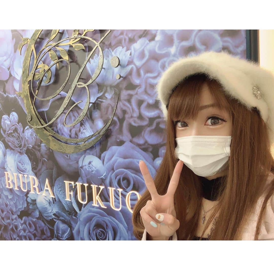 のインスタグラム：「🐰#ハイフ🤍 ♥ BIURA FUKUOKAさんで @biura_fukuoka 🤍 初ハイフしてきました🐰💋💕 ２枚目！！ 10分くらいしか施術してないのに めちゃくちゃ効果出てる✨✨ ♥ りんのインスタ見てくれた人は 初回通常¥19,800→¥4,800 で やってもらえるよ🐰💓㊗️ ♥ ずっとハイフ気になってて やろうか迷ったけど やってみて本当に良かった🤍 ♥ ♥ ♥  #biurafukuoka #福岡ハイフ #hifu  #美容 #小顔 #エステ #福岡  #中洲 #中洲キャバ嬢 #中洲キャバクラ  #キャバクラ #キャバ嬢 #キャバ #飲み屋」