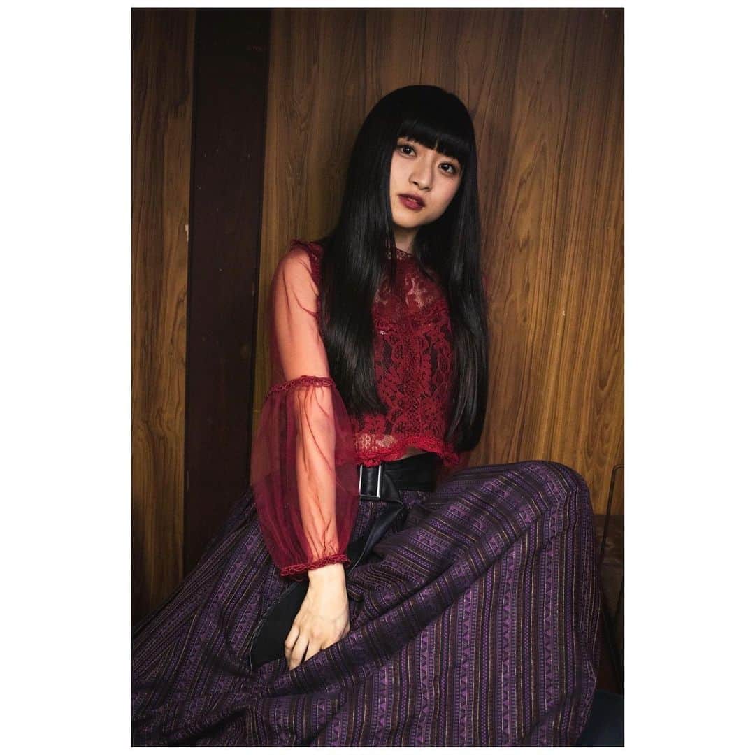 谷口萌衣子のインスタグラム：「🥀🥀  黒髪ロングな頃 です クールなぐらいがすき！  📢今日の投票はお済みですか？ あと10回しかないです、、！！ プロフィールのURLからぜひ投票してください！m(_ _)m  #ミスキャンパス立命館  #古着 #低身長 #黒髪ロング」