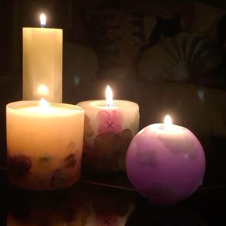 黒谷友香のインスタグラム：「今日は金曜日、1週間お疲れ様でした〜。キャンドル🕯の炎のゆらめきには癒しの効果「1/fゆらぎ」があるよ。これまでの手作りキャンドルをいくつか灯したからリラックスして見てね😌」