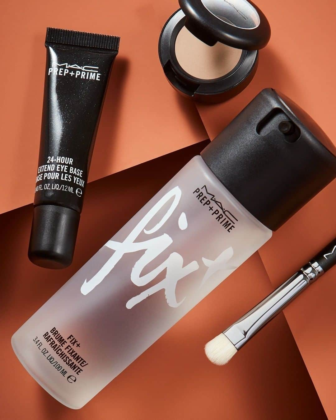 M·A·C Cosmetics BRさんのインスタグラム写真 - (M·A·C Cosmetics BRInstagram)「É hoje, Beauty Friday M•A•C! Não perca a chance de comprar seu produto M•A•C favorito. 😉  Tudo a partir de 15% OFF* nas lojas e no site!  Compre com desconto em nossas lojas ou em maccosmetics.com.br. Se preferir, consulte o telefone de sua loja preferida no site e peça usando nosso serviço Delivery Express via WhatsApp.   *Exceto coleção Frosted Fireworks, batons da linha Viva Glam e linha Mini M•A•C  #MACBeautyFriday #makecompleta #pele #olhos #labios #make」11月27日 22時40分 - maccosmeticsbrasil