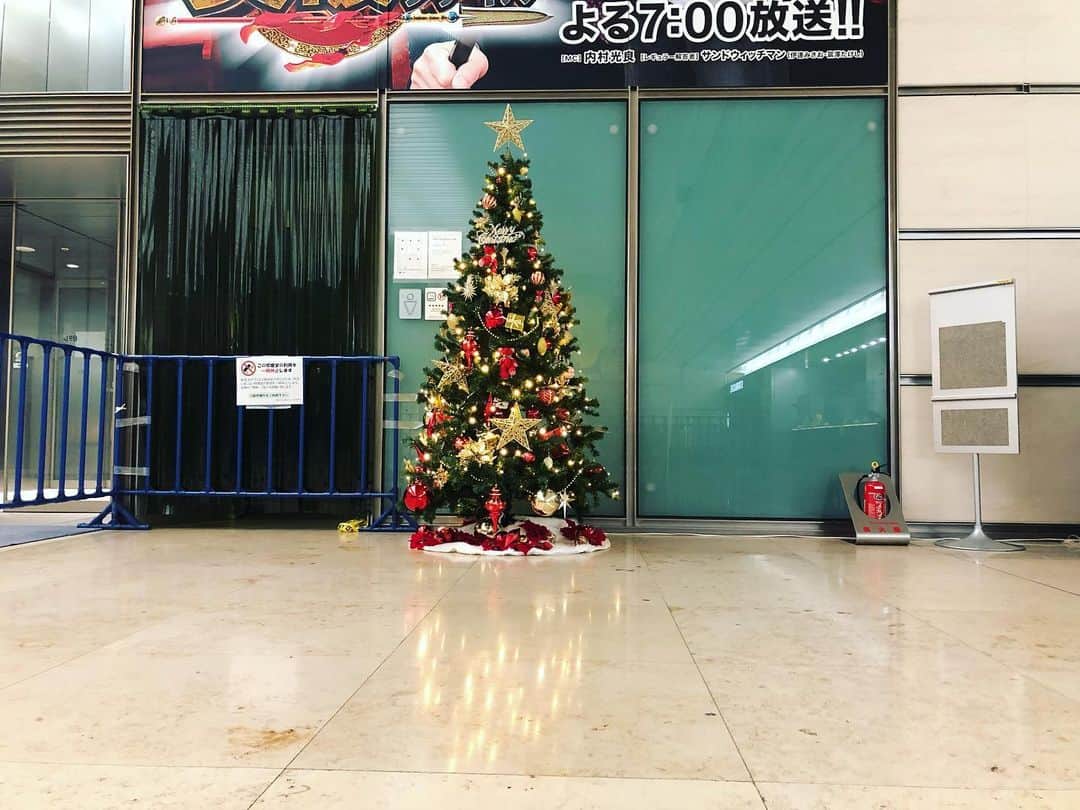 日本テレビ「おしゃれイズム」さんのインスタグラム写真 - (日本テレビ「おしゃれイズム」Instagram)「🎄 日テレのロビーにも こいつが登場。 もうクリスマス🎄が近づいてます…🎅 早いです。もう年末です。 #おしゃれイズム #クリスマス #年末 #そろそろ師走」11月27日 22時42分 - oshare_clip_ntv