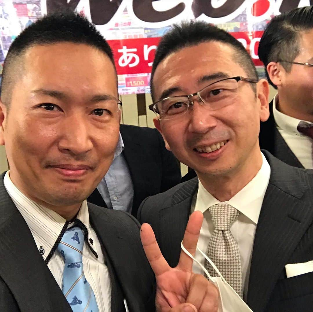 小川裕之さんのインスタグラム写真 - (小川裕之Instagram)「ウェビック20周年記念、ホントに素敵なパーティーでした！！最高でした！！自分が作った動画は笑あり涙ありで、自分が思っていた100倍は反応が良くて、みんな腹を抱えて、時には目頭を押さえながら見てくれた。魂の編集してよかった。相手の予想を超える仕事って超大事だと思う。こと、クリエイティブに関しては。1ヶ月の間重圧を感じてたけど、やっと肩の荷がおりました。  あと、なぜか俺がスピーチさせられた涙 サプライズだったらしいけど、あれはほぼ罰ゲーム笑  #社長20年間お疲れ様でした #webike #ウェビック #ogaチャンネル」11月27日 22時43分 - ogastunt