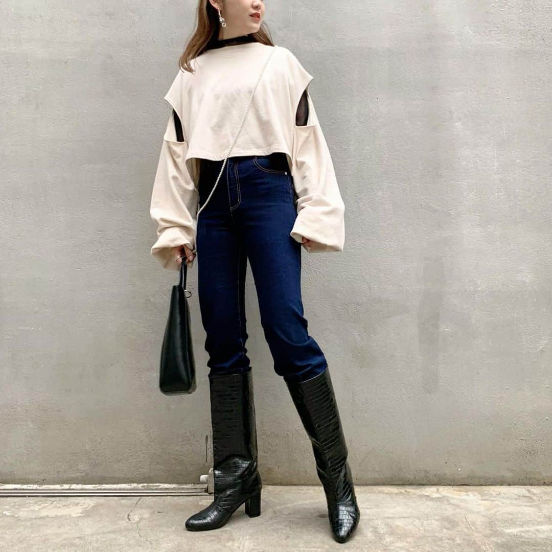 mina hinokuchiさんのインスタグラム写真 - (mina hinokuchiInstagram)「. この秋冬、チコから沢山出てるマルチウェイのスウェットシリーズ🍁 寒くなってきたから、シアー素材のハイネックと重ね着して◎◎ 袖からチラッとブラウスが見えるのが新鮮で可愛い♡ . . お気に入りのパールネックレスは 色んな付け方ができてコーディネートのポイントにも❄️ 2枚目の斜めがけSTYLEが最近お気に入り . . #whoswhochico #salonbychico #フーズフーチコ　#パールネックレス　#レイヤードコーデ」11月27日 22時44分 - miiinah