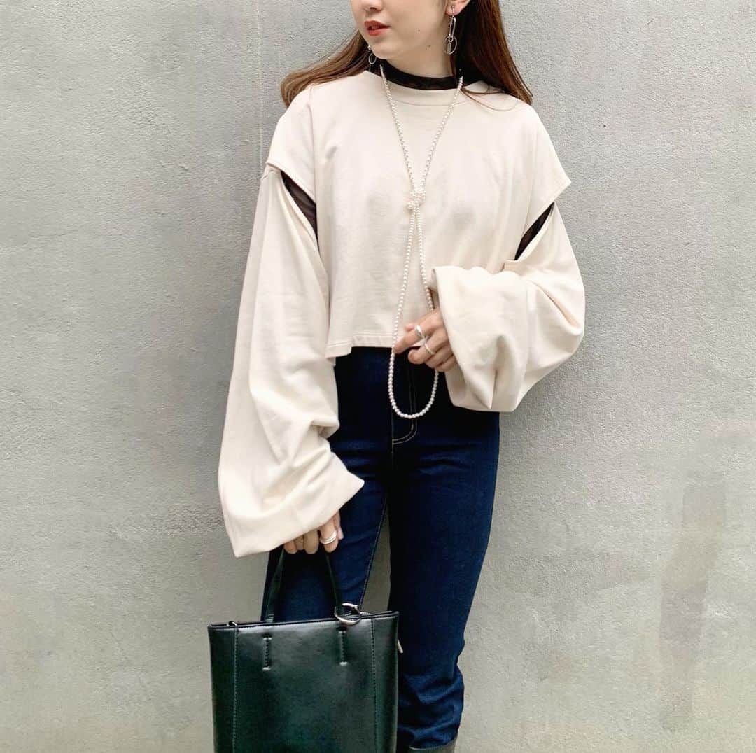 mina hinokuchiのインスタグラム：「. この秋冬、チコから沢山出てるマルチウェイのスウェットシリーズ🍁 寒くなってきたから、シアー素材のハイネックと重ね着して◎◎ 袖からチラッとブラウスが見えるのが新鮮で可愛い♡ . . お気に入りのパールネックレスは 色んな付け方ができてコーディネートのポイントにも❄️ 2枚目の斜めがけSTYLEが最近お気に入り . . #whoswhochico #salonbychico #フーズフーチコ　#パールネックレス　#レイヤードコーデ」