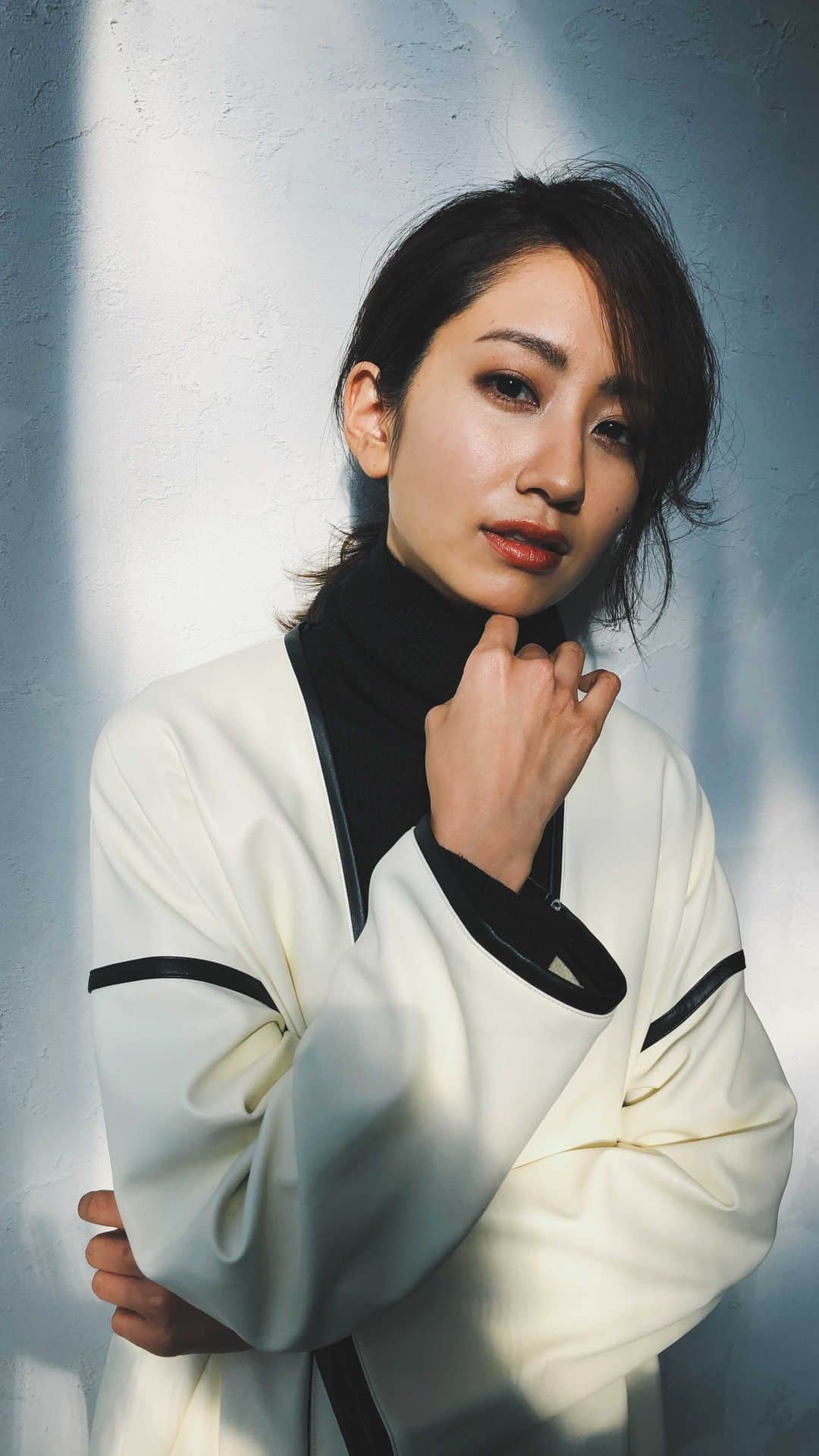 のインスタグラム：「久々の　@hairmake_yoshimi さんヘアメイク😍💓 めちゃくちゃ素敵にしてもらったぁぁ🥳 . お洋服は @kobe_lettuce 💓 . #前髪アレンジ #ポニテ #大人コーデ #シンプルコーデ #大人カジュアル #プチプラコーデ」
