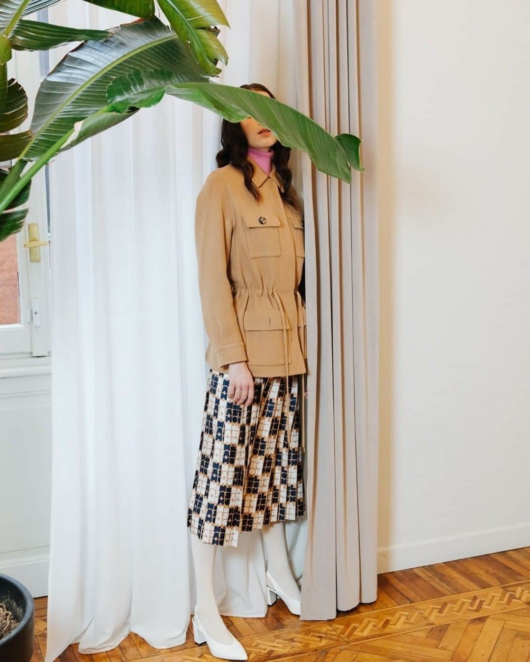ミラショーンのインスタグラム：「The figure behind the leaf ⠀ ⠀ ⠀ ⠀ #milaschon #theleaf #cameljacket #longskirt #mylookoftheday #whitesocks」