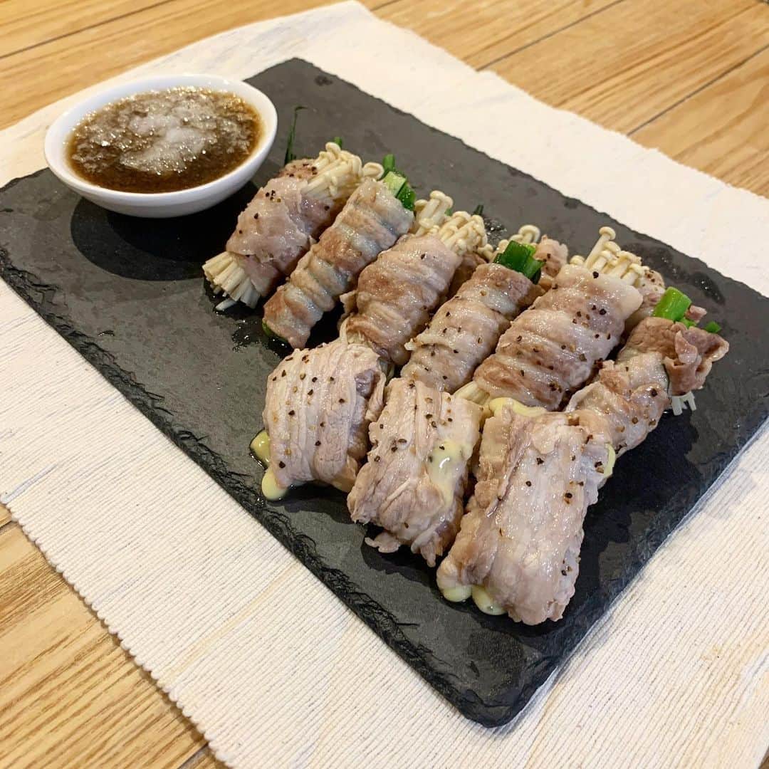 シュネルのインスタグラム：「『肉で巻き巻き蒸し』  ■材料 豚バラ肉 九条ネギ えのき とろけるチーズ  つけダレ ポン酢 大根おろし  1.具を豚肉で巻いていく  2.フライパンに水大さじ3、お酒大さじ1を入れてクッキングシートをしいて巻いた具を載せていく  3.蓋をして蒸す時に塩胡椒少々する  4.豚肉にちゃんと火が入ってもりつけたら完成  今回から投稿した料理に感する質問だけできる限り返信したいと思うので分からないことあれば是非コメントして下さい。  #food #料理 #レシピ #おうちごはん #シュネルキッチン」