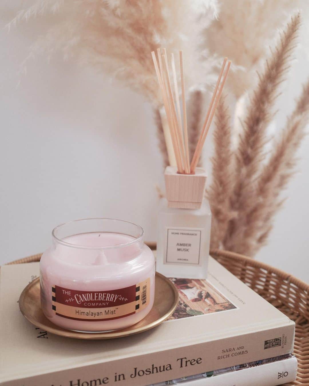 島野ミキのインスタグラム：「・ ・  @candleberry.japan 部屋中がいい香りに😌🌿  クーポンコードで10%オフに‼️ ▶︎▶︎candles  @oasis.relaxationspa に是非是非癒されに♡ お待ちしております❤️ ・ ・ #candleberryjapan#candle#candlenight#キャンドル#アロマ#癒し#香り#refresh#relax#Life#lifestyle#北欧インテリア#北欧ナチュラル#マッサージ#アロママッサージ#キャンドルのある暮らし #キャンドルナイト #oasis#relaxation#spa#Home#myhome#relaxtime」
