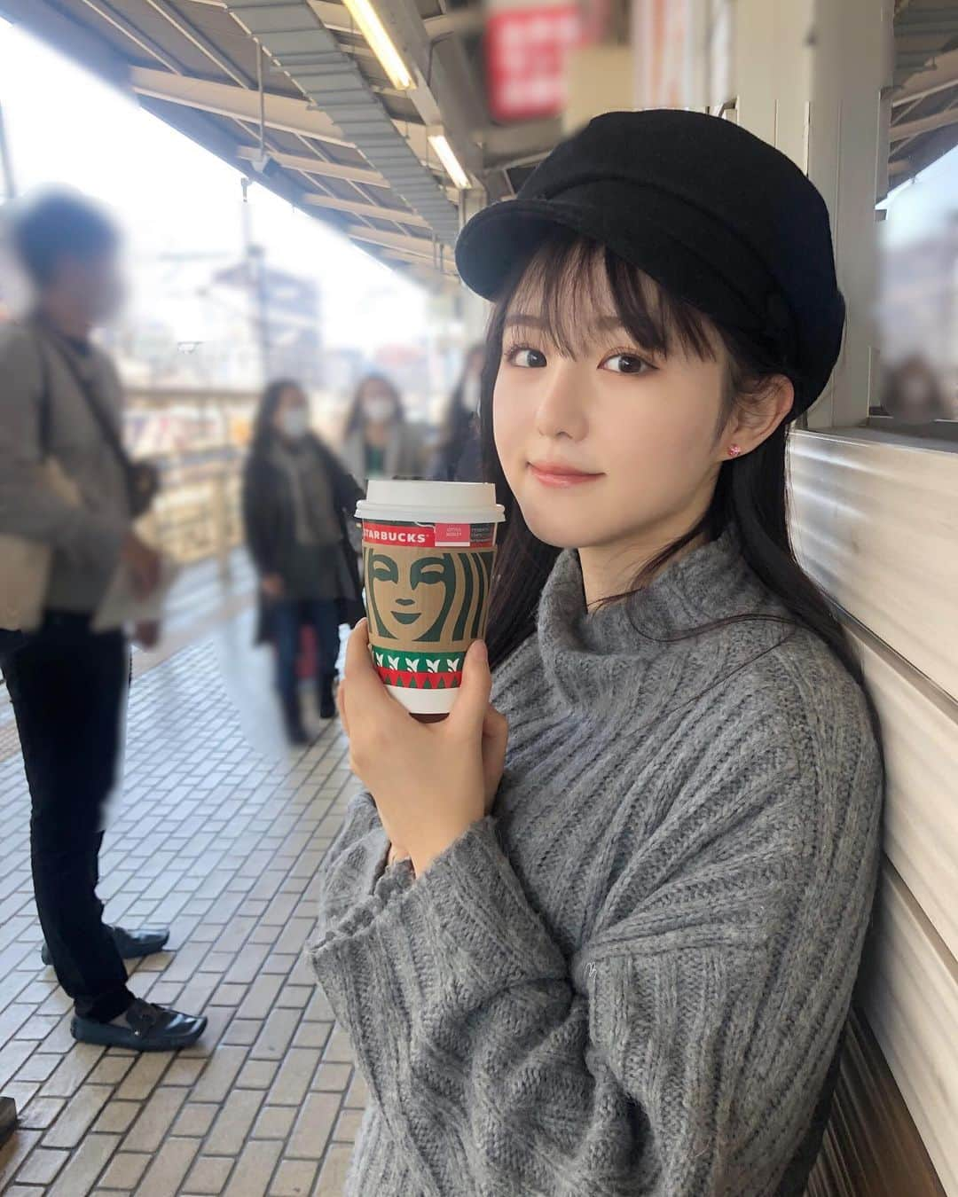 伊藤小春さんのインスタグラム写真 - (伊藤小春Instagram)「・﻿ ジョイフルメドレーの季節が😢🤎﻿ ﻿ スタバの期間限定のティーラテ（恐らくミルクティーのことだと思う）です！﻿ ﻿ ﻿ 今年の販売開始までは、去年買ったティーパックを﻿ 大事〜に大事〜に、特別な日だけ飲んでいました﻿ 高いから普通の日にはもったいの笑﻿ ﻿ ﻿ 期間限定じゃなくて通年にして欲しい……﻿ こんなに好きなのに年末しか会えなくて辛い……﻿ ﻿ 私とジョイフルメドレー、﻿ まるで織姫と彦星みたい（大袈裟）﻿ ﻿ ﻿ ﻿ ちなみに、オールミルク（たまにシロップ抜き）で作っていただくのが好きです！ミルクティーが好きな方はぜひ飲んでほしいな🥰﻿ ﻿ ﻿ ﻿ マスクは飲む瞬間ごとだけ外していました！﻿ みなさんお仕事や学校、大変だと思いますが﻿ 体調に気を付けて無理せず頑張って下さいね♡」11月27日 22時52分 - koharu_ito_