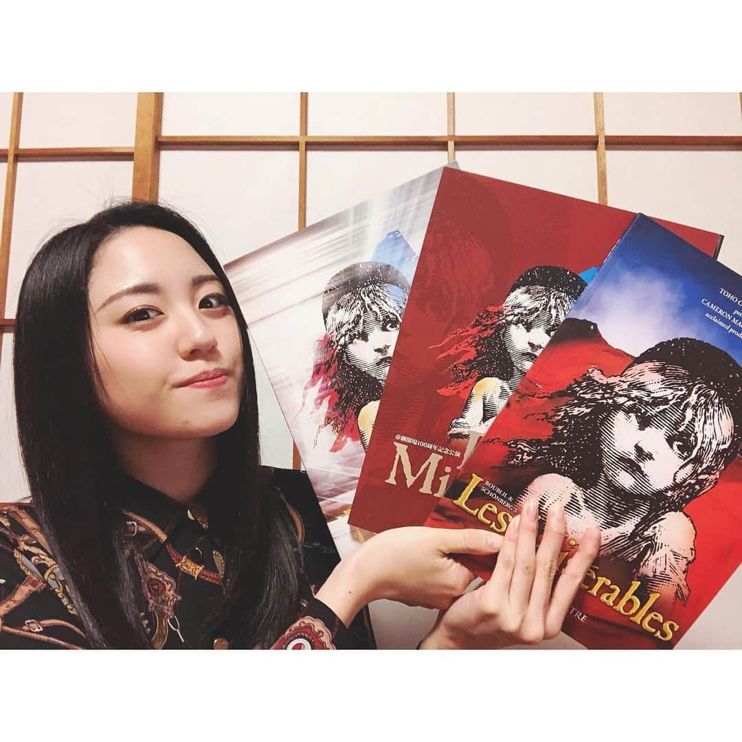 加藤梨里香さんのインスタグラム写真 - (加藤梨里香Instagram)「『レ・ミゼラブル』2021年公演 全国ツアーの日程と劇場が発表になりました🇫🇷 既に発表になっている東京公演と合わせて チェックよろしくお願いします☺︎ . 【東京公演】 ◎帝国劇場 2021年5月25日(火)初日〜7月26日(月)千秋楽 (プレビュー公演 5月21日(金)〜5月24日(月)) . 【福岡公演】 ◎博多座 2021年8月4日(水)初日〜8月28日(土)千秋楽 . 【大阪公演】 ◎フェスティバルホール 2021年9月6日(月)初日〜9月16日(木)千秋楽 . 【松本公演】 ◎まつもと市民芸術館 2021年9月28日(火)初日〜10月4日(月)千秋楽 . 来年は『両国花錦闘士』から始まり 『レ・ミゼラブル』な1年になります!! みなさんと劇場でお会いできること 楽しみにしております😌 . #レミゼラブル  #レミゼラブル2021  #コゼット  #お家にあったパンフレット」11月27日 22時53分 - ririka_kato_