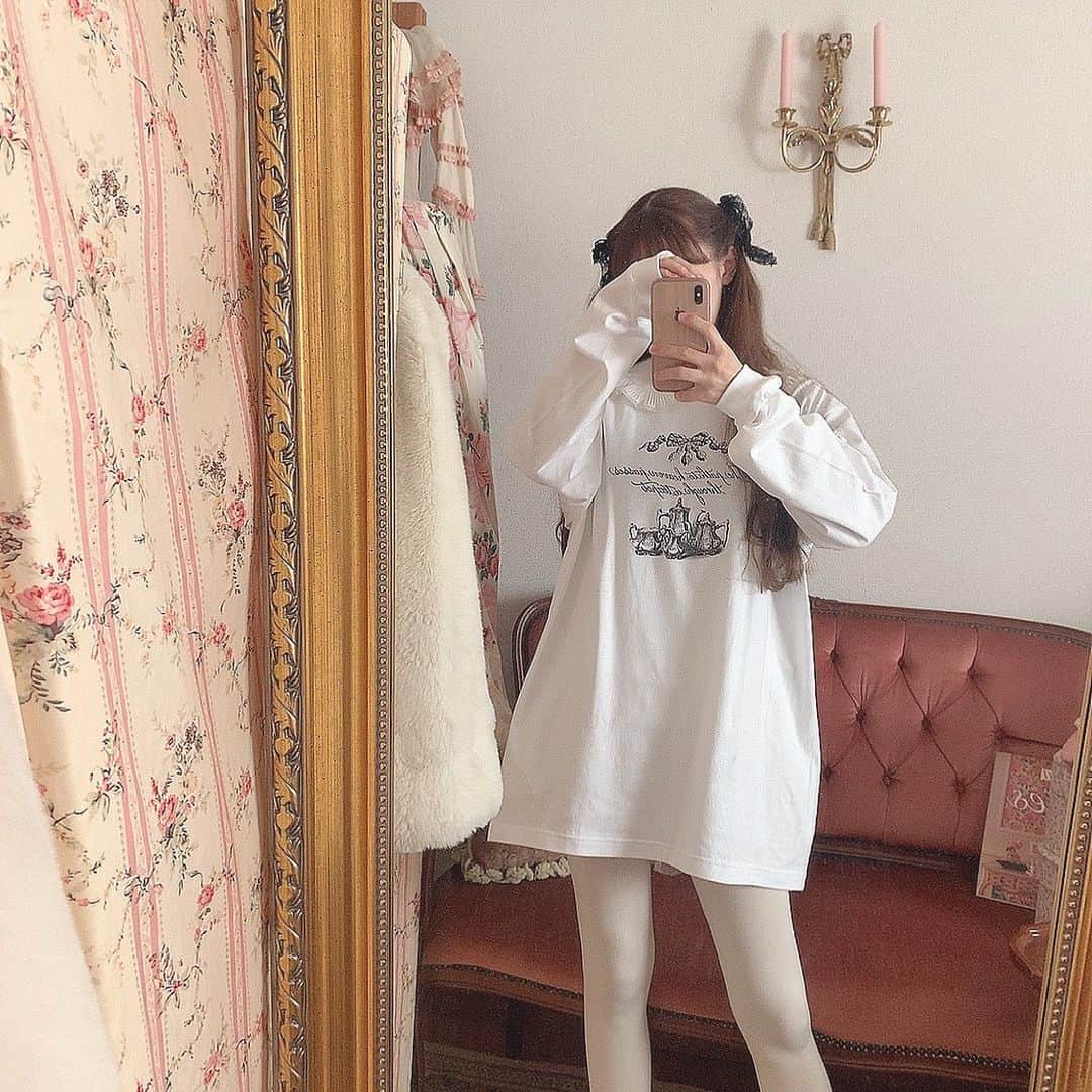 酒元麻衣（まいへー）のインスタグラム：「ロンT二種類目♡ . "The path to heaven passes through a teapot." . イギリスのことわざで『天国への道はティーポットを通ってゆく👼🏻☁️』と言う意味です☕️🤍 . こちらの英文のロゴもカリグラファーの @little_momo_calligraphy 様に依頼して書いていただきました♡ありがとうございました✨ . 落ち着いたモノトーンカラーのデザインも作ってみました♡ワンピースみたいに着るのがおすすめ⚜️ . 来週中に販売できそうです♡お待たせしました😢 また、👶🏻のタイミングとか合えば インスタライブでロンTの紹介とかも考えてたり、、🥺 久しぶりにインスタライブでお話できたら嬉しいです♡」