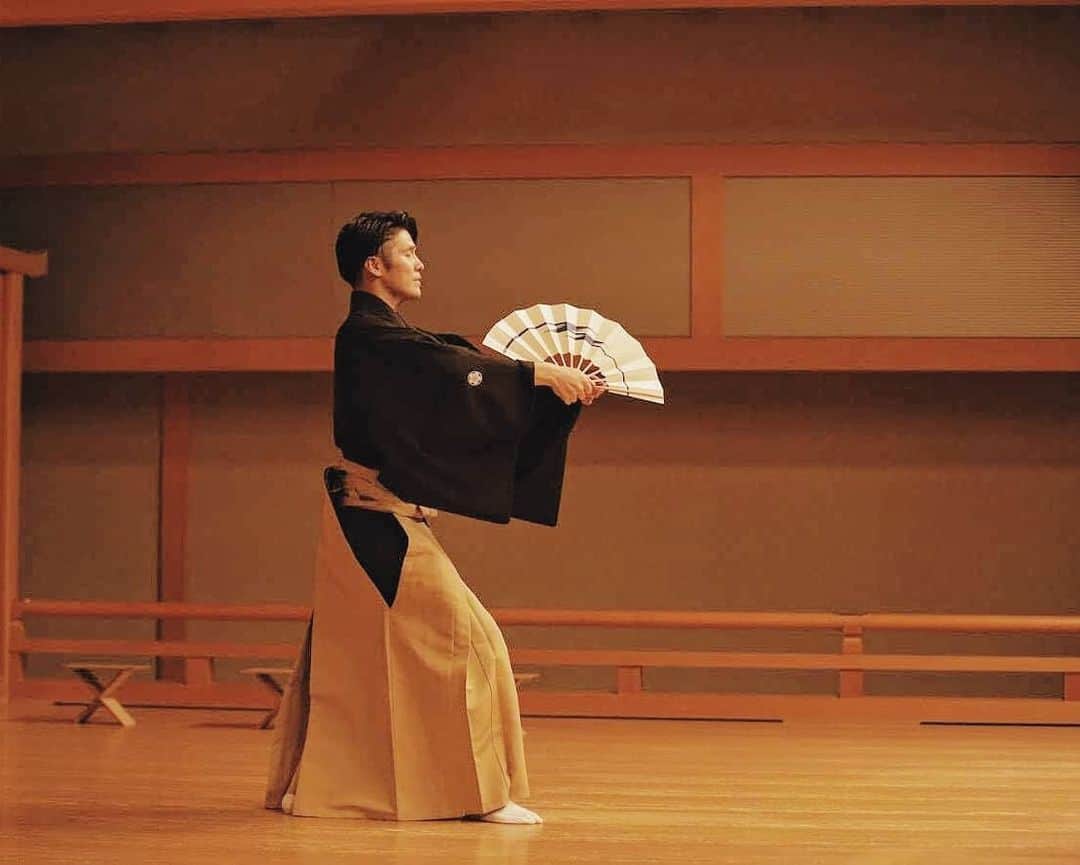梅川壱ノ介（舞踊家）のインスタグラム：「角度を変えて見てみる  𝙏𝙖𝙠𝙞𝙣𝙜 𝙖 𝙡𝙤𝙤𝙠 𝙖𝙩 𝙞𝙩 𝙛𝙧𝙤𝙢 𝙖 𝙙𝙞𝙛𝙛𝙚𝙧𝙚𝙣𝙩 𝙖𝙣𝙜𝙡𝙚 ￣￣￣￣￣￣￣￣￣￣￣￣￣￣￣￣￣￣￣￣￣￣￣ また違った印象、感覚になることがある。 ほんと楽しいよね。  #梅川壱ノ介 #日本舞踊 #舞踊家 #伝統芸能 #日本文化 #にほん #伝統美 #日本の四季 #日本の美 #自然 #角度を変えて  #楽しい」