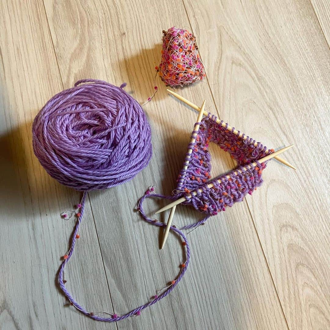 井上咲楽さんのインスタグラム写真 - (井上咲楽Instagram)「. ミトン手袋、編み始めた！棒針編みは初挑戦で教えてもらいながらやっています。 #21歳の丁寧な生活」11月27日 22時59分 - bling2sakura