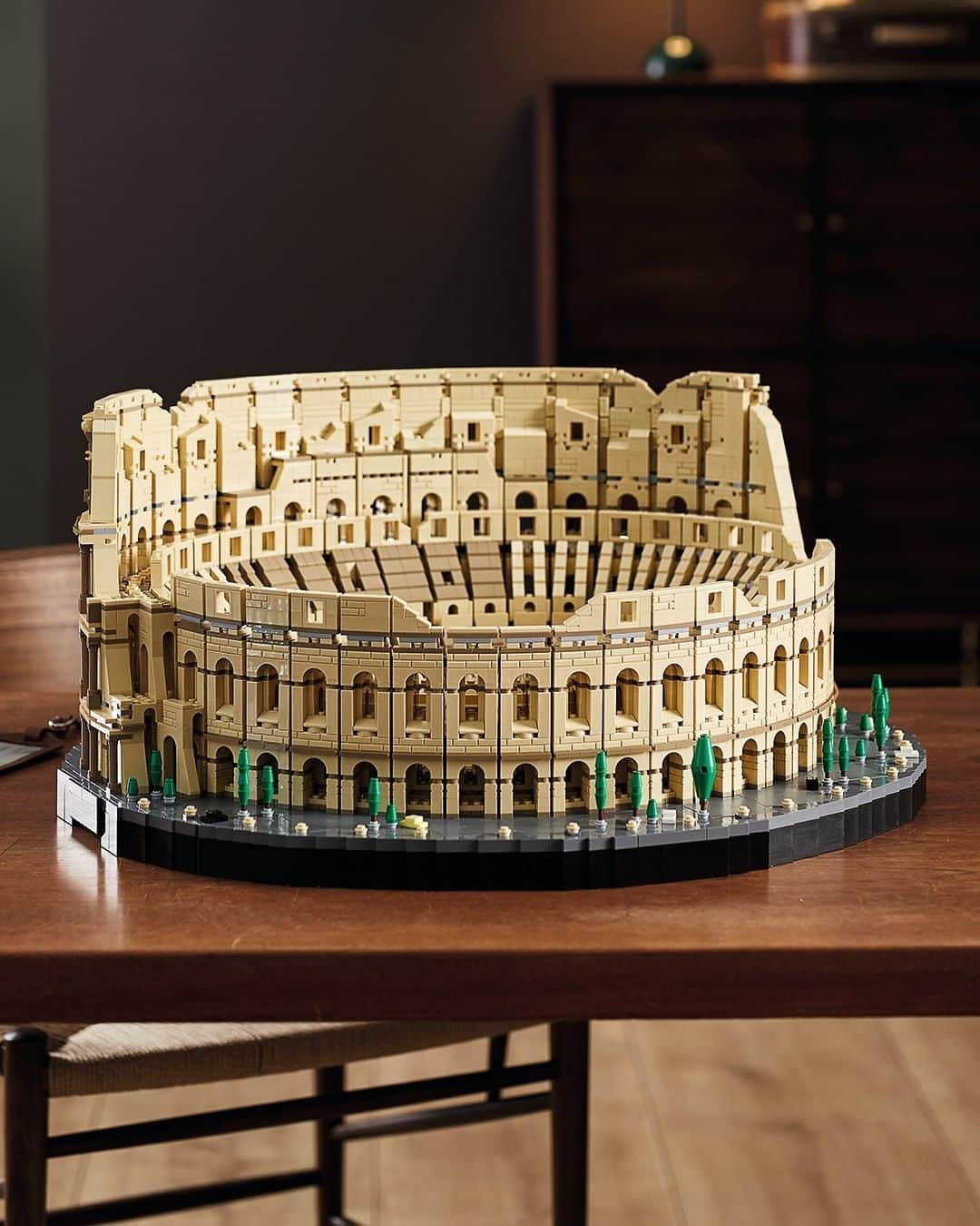 LEGOさんのインスタグラム写真 - (LEGOInstagram)「Accurate Replica of the Roman Colosseum ✅  Largest ever LEGO set ✅  Available to buy right now ✅   #Colosseum #LEGOColosseum #Rome」11月27日 23時00分 - lego