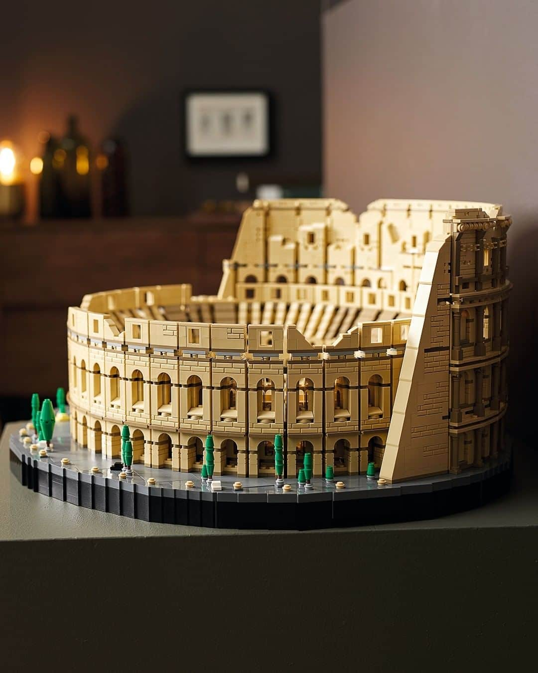 LEGOさんのインスタグラム写真 - (LEGOInstagram)「Accurate Replica of the Roman Colosseum ✅  Largest ever LEGO set ✅  Available to buy right now ✅   #Colosseum #LEGOColosseum #Rome」11月27日 23時00分 - lego