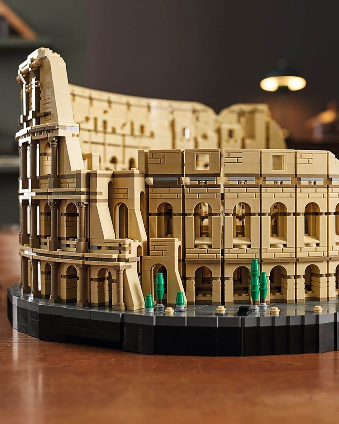LEGOさんのインスタグラム写真 - (LEGOInstagram)「Accurate Replica of the Roman Colosseum ✅  Largest ever LEGO set ✅  Available to buy right now ✅   #Colosseum #LEGOColosseum #Rome」11月27日 23時00分 - lego